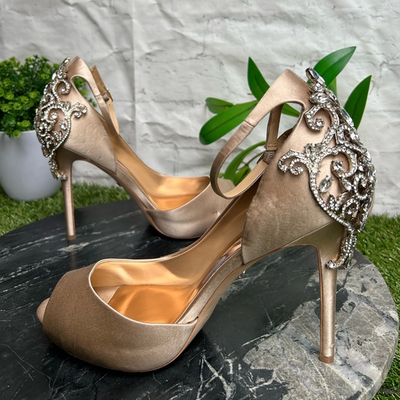 Badgley Mischka Karson Ankle Strap Peep
Toe Pump Ivory Satin women size 9 4.5" - Picture 9 of 17